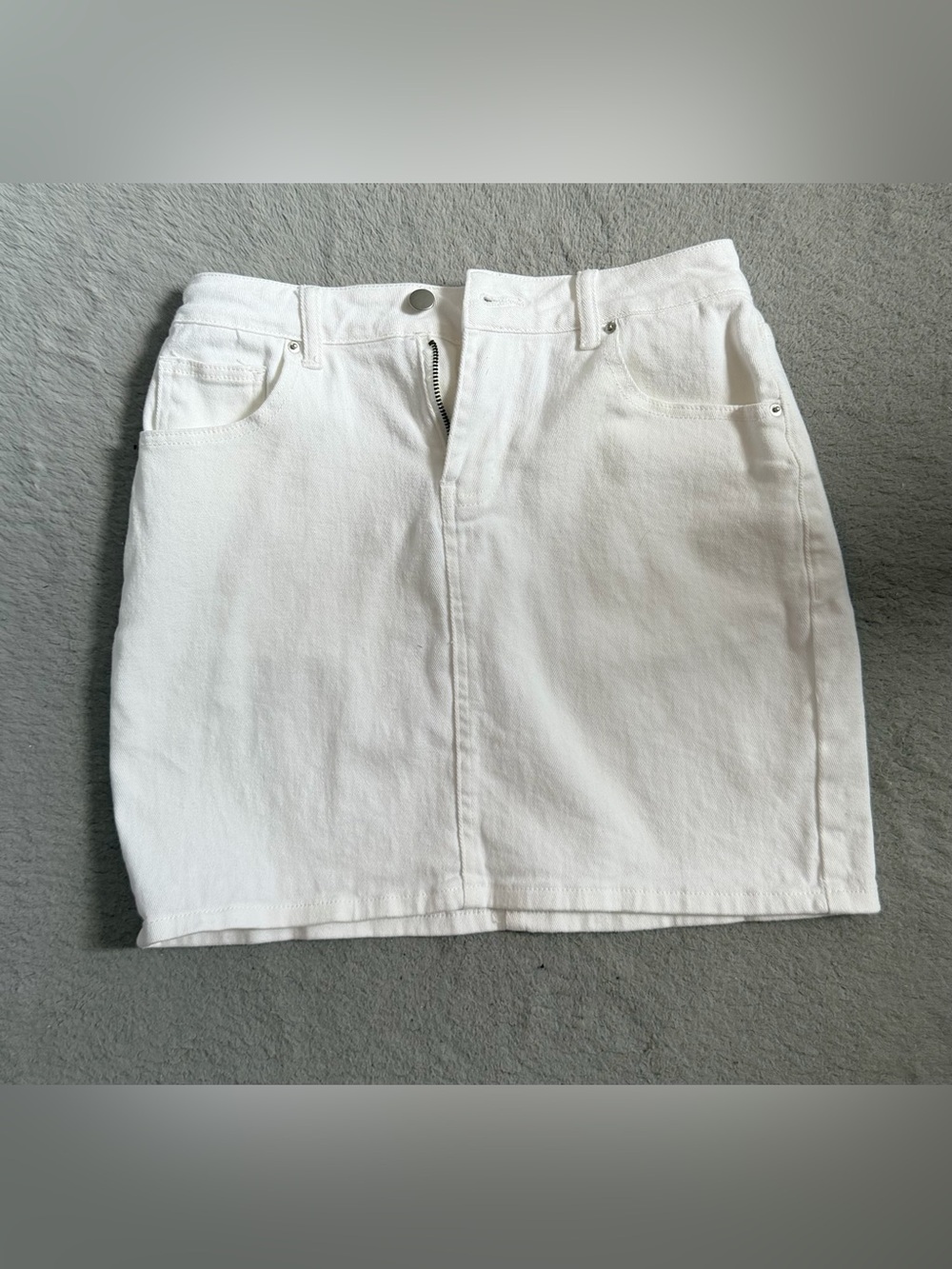 White Denim Skirt - Classic Casual Style Size Medium